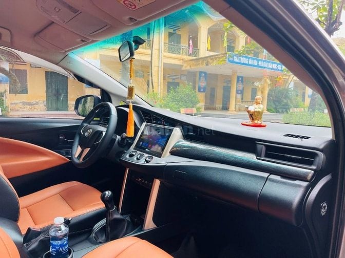 Gia đình tôi cần bán chiếc xe ô tô Toyota Innova 2.0E màu xám vàng
