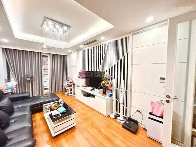 Bán nhà Phùng Chí Kiên Cầu Giấy 60m 5 tầng mặt tiền 3.5m. Ô tô đỗ cửa