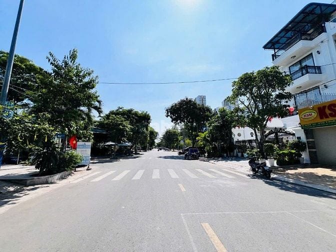Nhà phố 4 tầng đường 20m  KDC Phú Mỹ Quận 7. 5*18, 13,3 tỷ.