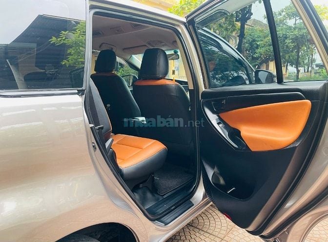 Gia đình tôi cần bán chiếc xe ô tô Toyota Innova 2.0E màu xám vàng