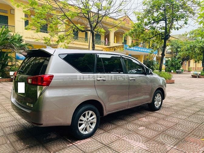 Gia đình tôi cần bán chiếc xe ô tô Toyota Innova 2.0E màu xám vàng