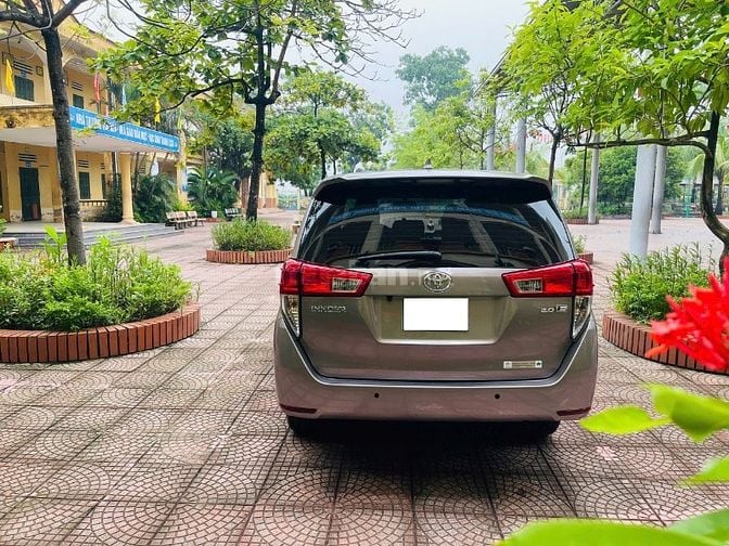 Gia đình tôi cần bán chiếc xe ô tô Toyota Innova 2.0E màu xám vàng