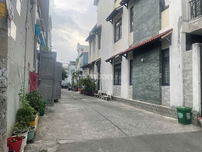 GẦN CHỢ THỦ ĐỨC - PHẠM VĂN ĐỒNG - CẤP 4 - 76M VUÔNG (4.5 X 17 ) LÔ GÓC