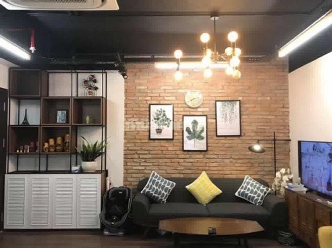 Gia đình bán căn góc CC Phúc Thịnh Q.5. DT 65m2 2P, 2WC, SH. Giá bán 2