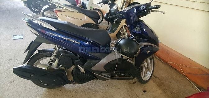 Xe tay ga Air Blade màu xanh bạc.