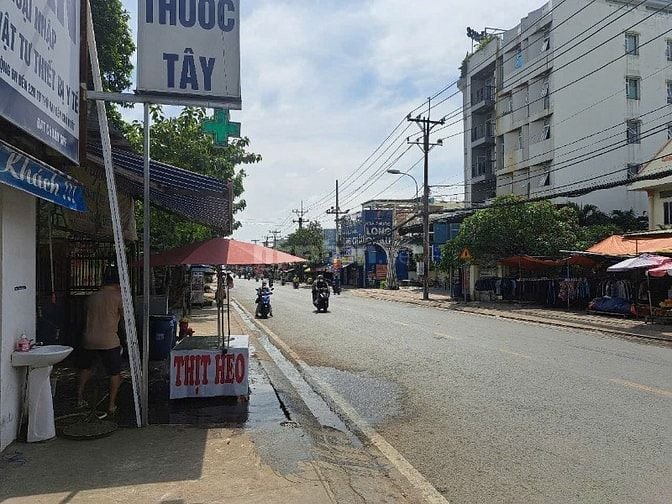 Nhà mặt tiền Hoàng Hữu Nam, sạch đẹp, khu chợ đông đúc
