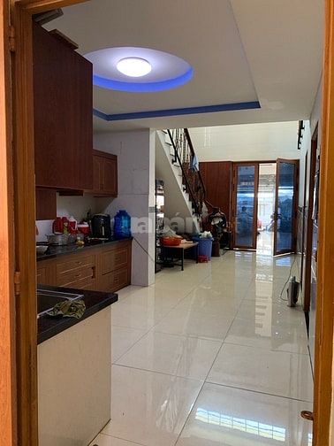 BÁN NHÀ TRỌ 2 TẦNG – MẶT TIỀN ĐƯỜNG – 33 PHÒNG – THU NHẬP 100 TRIỆUT–