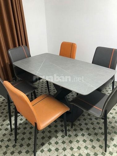 Bàn ăn gồm 6 ghế  và 1 bàn mặt đá