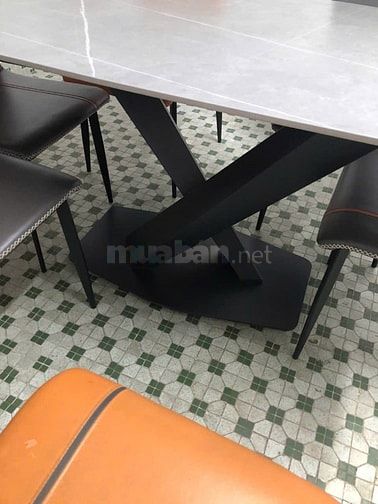 Bàn ăn gồm 6 ghế  và 1 bàn mặt đá