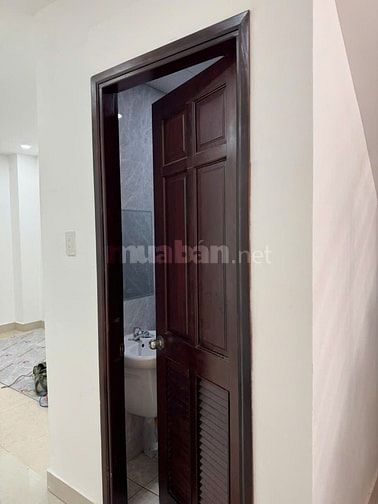 NHÀ HẺM XE HƠI - LÊ THÚC HOẠCH 