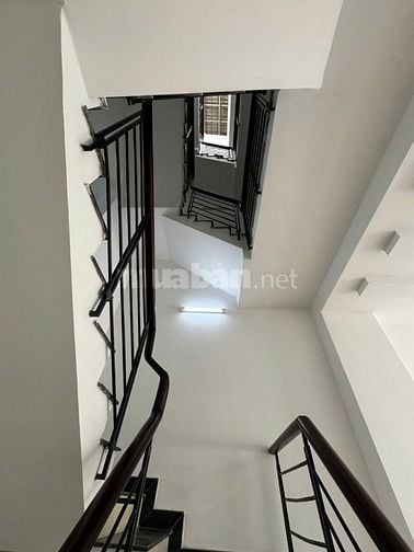 NHÀ HẺM XE HƠI - LÊ THÚC HOẠCH 