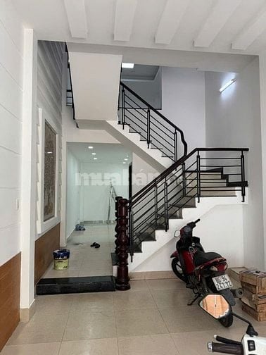 NHÀ HẺM XE HƠI - LÊ THÚC HOẠCH 