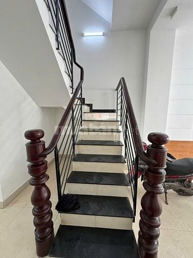 NHÀ HẺM XE HƠI - LÊ THÚC HOẠCH 