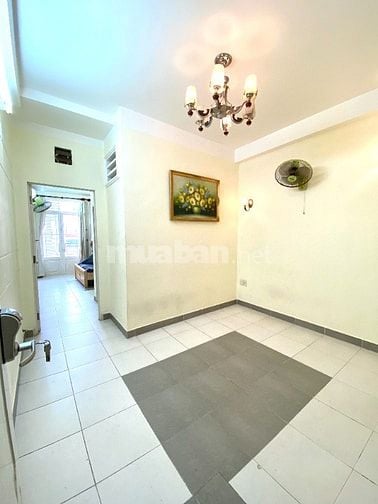 Phòng ban công, sẵn tiện nghi, thoáng mát. Ngay chợ Phạm Văn Hai
