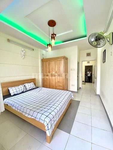 Phòng ban công, sẵn tiện nghi, thoáng mát. Ngay chợ Phạm Văn Hai