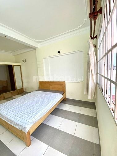 Phòng ban công, sẵn tiện nghi, thoáng mát. Ngay chợ Phạm Văn Hai