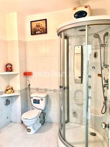 Phòng ban công, sẵn tiện nghi, thoáng mát. Ngay chợ Phạm Văn Hai