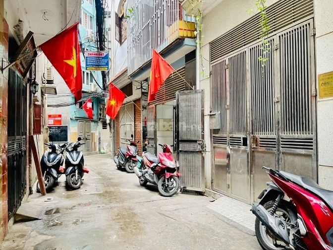 CÁCH 1 NHÀ RA PHỐ TRUNG PHỤNG - DT: 42m2 - 6 tầng