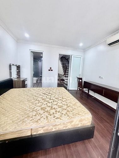 RẤT HIẾM-HƠN 6TỶ-40m2 x 5TẦNG-NHÀ MỚI-2THOÁNG-1NHÀ RA ÔTÔ-PHỐ HỒNG MAI