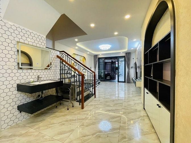 51m2! Giáp sân bay! Oto đỗ cửa! Bán nhà Quang Trung, P10. Ngay Vincom.