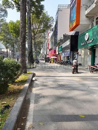Cho thuê nhà MT Trần Hưng Đạo Q1 dt: 8m(15m) x 22m  6lL giá 170 triệu 