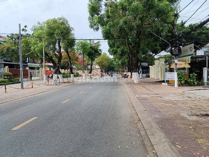 Bán đất mặt tiền, ngay trung tâm, liền kề TTTM & KDC Vincom