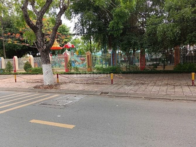 Bán đất mặt tiền, ngay trung tâm, liền kề TTTM & KDC Vincom