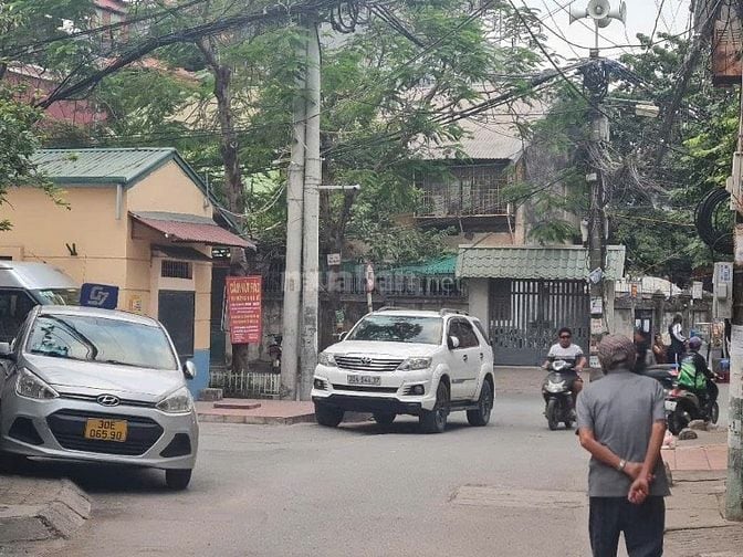 Ô TÔ LÙI CỬA, SÁT PHỐ, THOÁNG TRƯỚC SAU, CHỦ TỰ XÂY