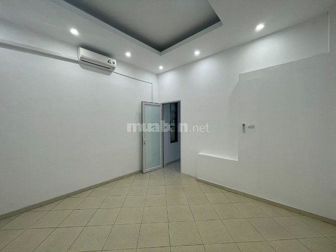 Nhà riêng mặt bờ sông đường hoàng mai tam trinh dt90m2x3t  giá 18tr 