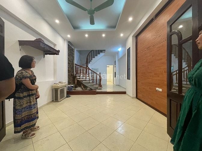 Nhà riêng mặt bờ sông đường hoàng mai tam trinh dt90m2x3t  giá 18tr 