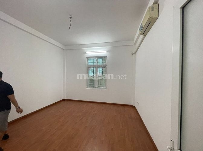 Nhà riêng mặt bờ sông đường hoàng mai tam trinh dt90m2x3t  giá 18tr 
