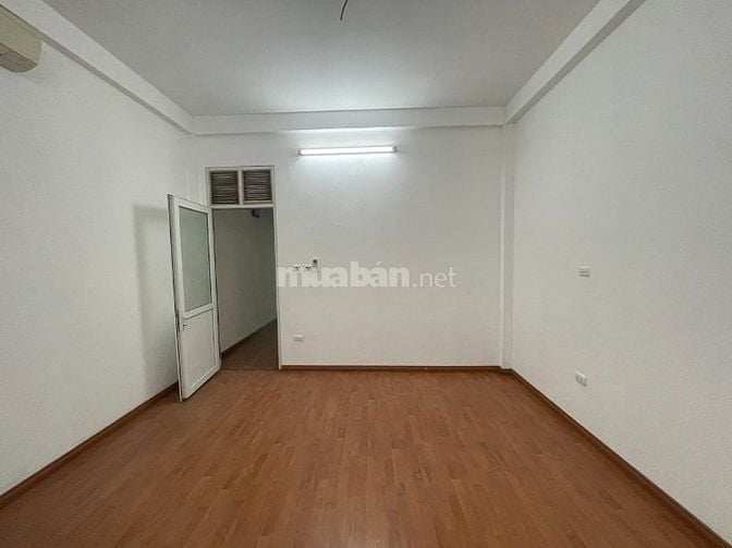 Nhà riêng mặt bờ sông đường hoàng mai tam trinh dt90m2x3t  giá 18tr 
