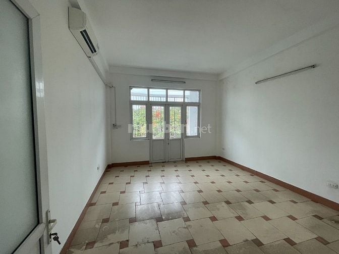 Nhà riêng mặt bờ sông đường hoàng mai tam trinh dt90m2x3t  giá 18tr 