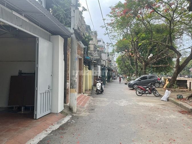 Nhà riêng mặt bờ sông đường hoàng mai tam trinh dt90m2x3t  giá 18tr 
