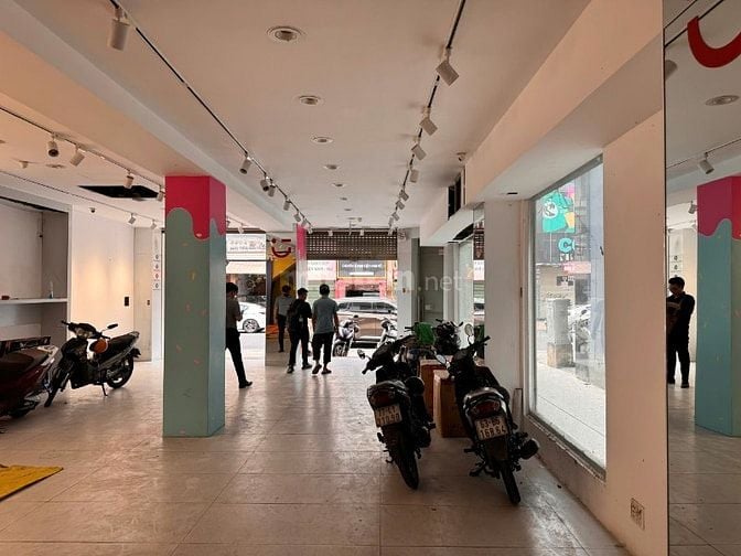 Cho thuê nhà MT Nguyễn Trãi 7,2m x 17m - 7 tầng lầu giá 380tr 