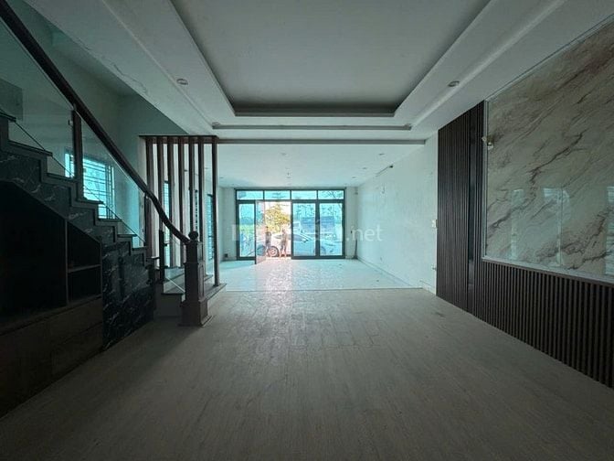 0961648203 bán căn nhà cực kỳ đẹp. Lô góc, nhà 2 mặt thoáng