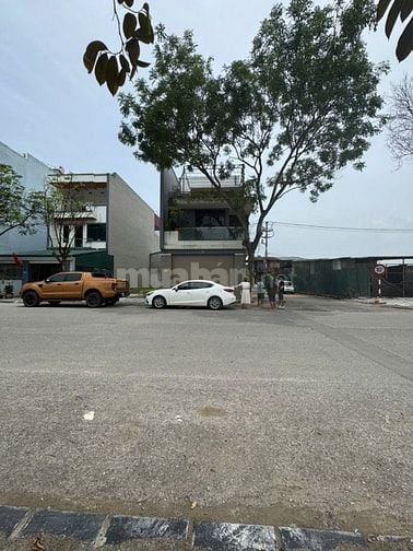 0961648203 bán căn nhà cực kỳ đẹp. Lô góc, nhà 2 mặt thoáng