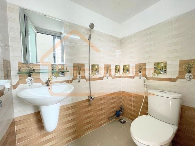 Nhà mới , sạch sẽ , đầy đủ nội thất