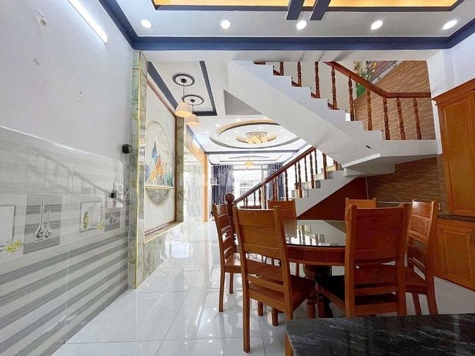 Bán căn nhà Quốc lộ 50 đi vào, 850 tr, sổ sách đầy đủ 