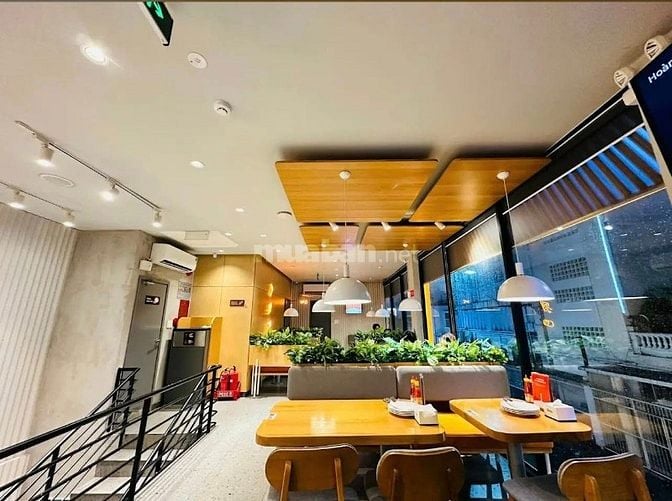 Cho Thuê Nhà Góc 2MT: 147A Trần Hưng Đạo, P.Phạm Ngũ Lão, Quận 1 TPHCM