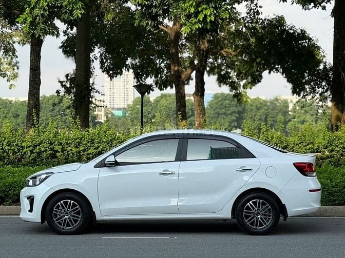 Cần bán Kia Soluto 1.4 AT sx cuối 2023 màu trắng siêu mới