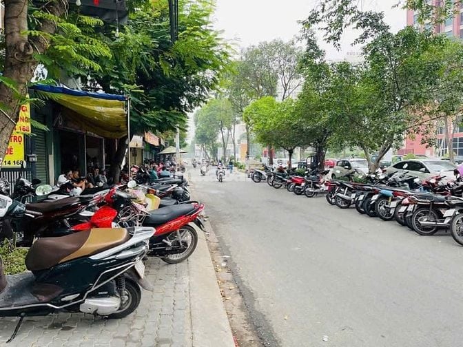 Nhà phố mặt đường Nguyễn Lương Bằng Quận 7, Ngang hơn 5 m chỉ 13 tỷ.