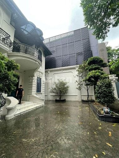 Cho thuê biệt thự sân vườn Ba Đình 400m2 x 5 tầng, thang máy, MT 13m