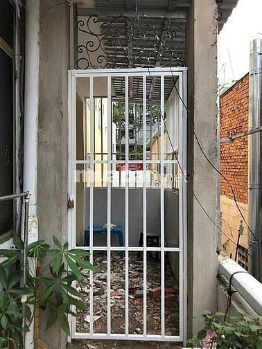 Cho thuê nhà đường Trần Phú, P.7, Quận 5, DT 63m2, có gác lửng