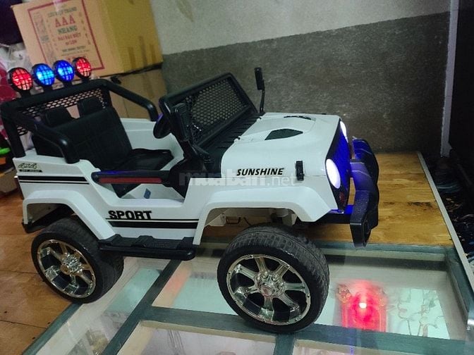 Bán xe jeep em bé chạy điện chở đc 2 bé 