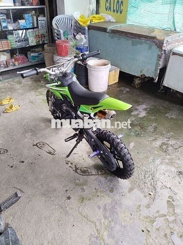 Cào cào xăng pha nhớt cho trẻ