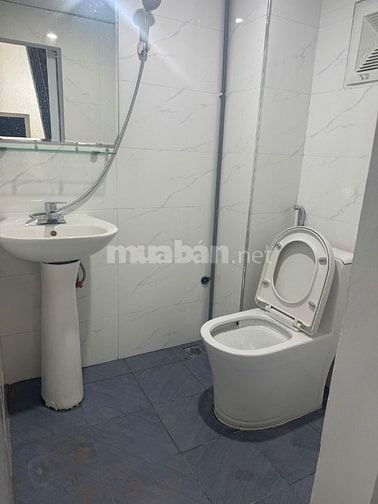 Cho thuê nhà nguyên căn 3 tầng ngõ 3 Đặng Văn Ngữ, Đống Đa, Hà Nội.