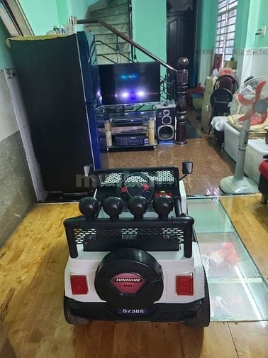 Bán xe jeep em bé chạy điện chở đc 2 bé 