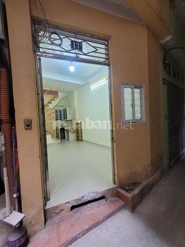 Cho thuê nhà phố Đội Cấn, gần chợ Ngọc Hà, 3 tầng, DT sử dụng 60m2