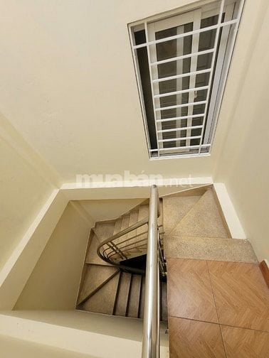 Cho thuê nhà phố Đội Cấn, gần chợ Ngọc Hà, 3 tầng, DT sử dụng 60m2
